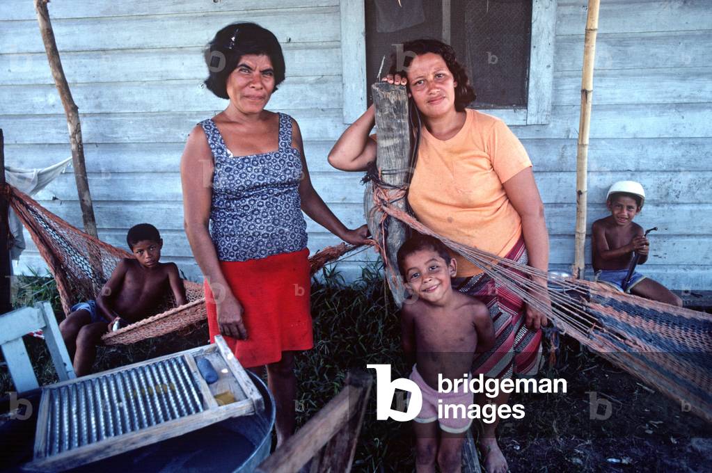 Banana plantation workers homes, Isletas banana plantation, Honduras (photo)