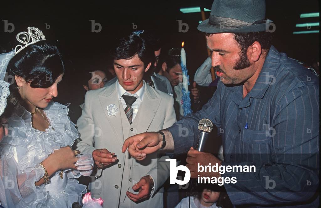 Rabbi performing wedding ceremony at Georgian Jewish wedding in Ashdod, Israel, 1980s (photo)