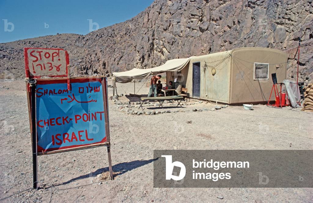 Egyptian and Israeli border post guards in the Sinai Peninsula under Israel occupation, 1981 (photo)