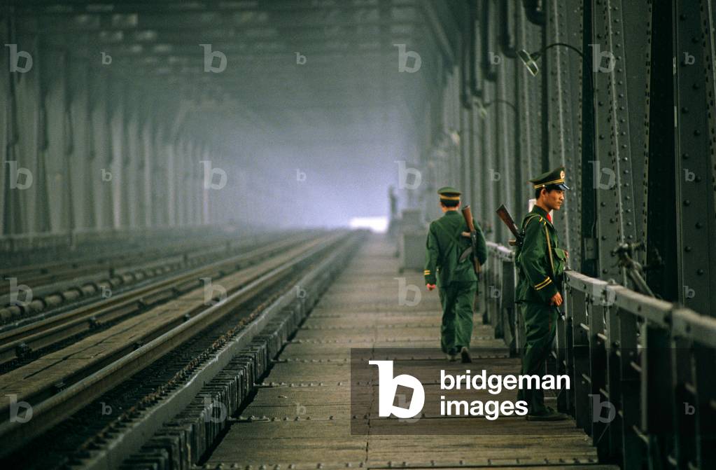 Chinese Army soldiers guarding Yangtze River Bridge, Nanjing, Jiangsu Province, China (photo)