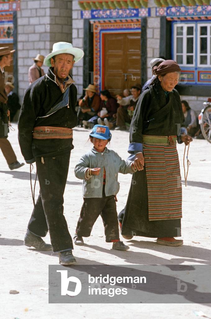 Tibetan family in Lhasa main square (photo)