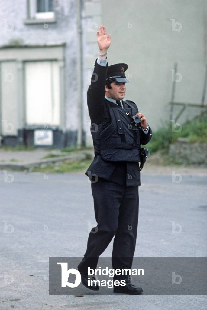 RUC on border patrol in village of Clady, County Tyrone, Northern Ireland during The Troubles, 1978 (photo)