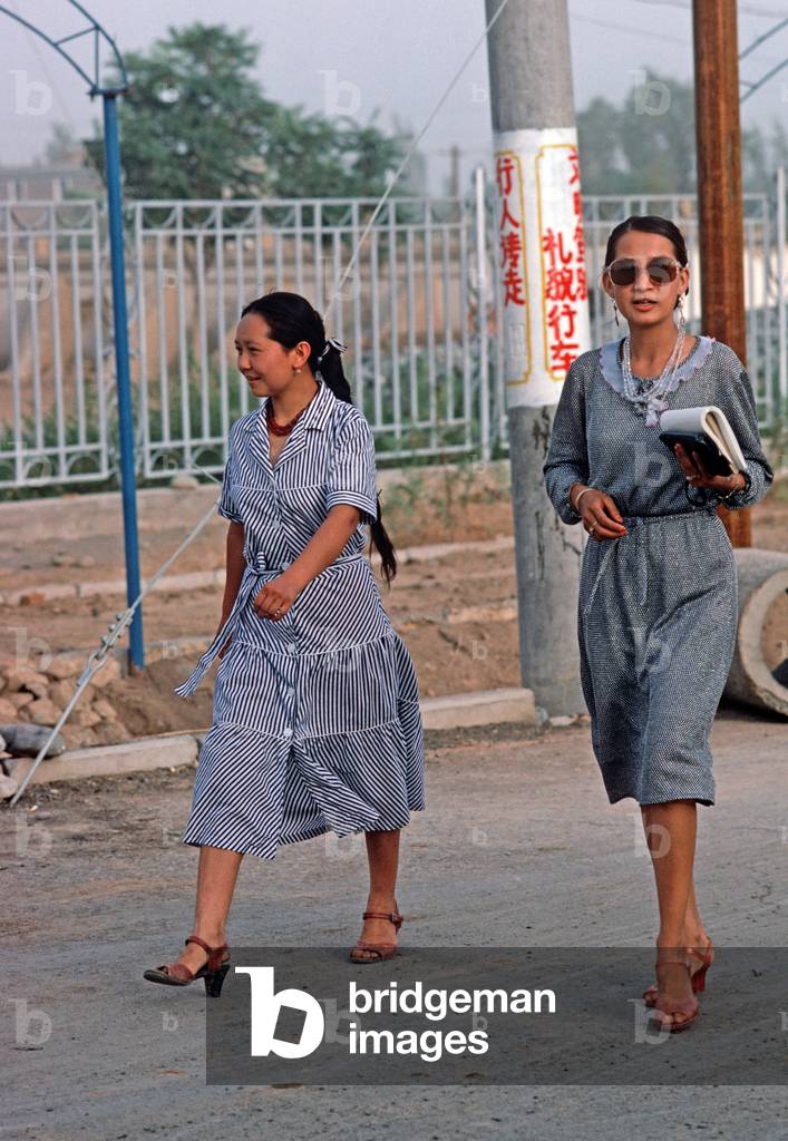 Sophisiticated Uyghur women in Turpan, Xinjiang Province, China, 1985 (photo)