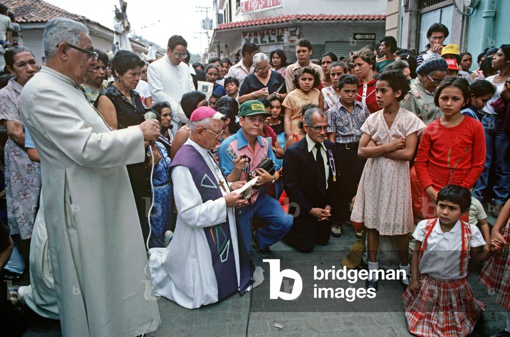 Roman Catholic Bishop praying at Good Friday, Stations of the Cross, Tegucigalpa,  (photo)