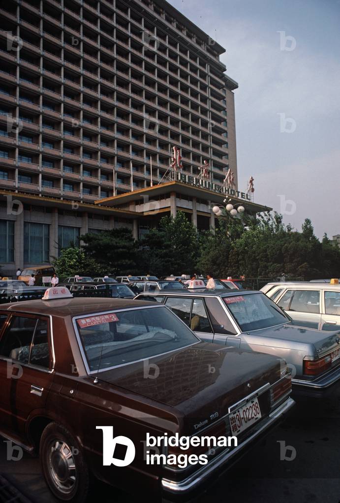 Taxis outside Beijing Hotel, Beijing, China (photo)