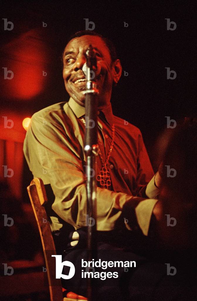 Champion Jack Dupree playing the blues in an English club in the 70s and 80s (photo)