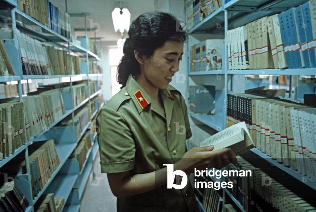Peoples Liberation Army woman officer in Shijiazhuang Military Academy library, Hubei province, China, 1985 (photo)