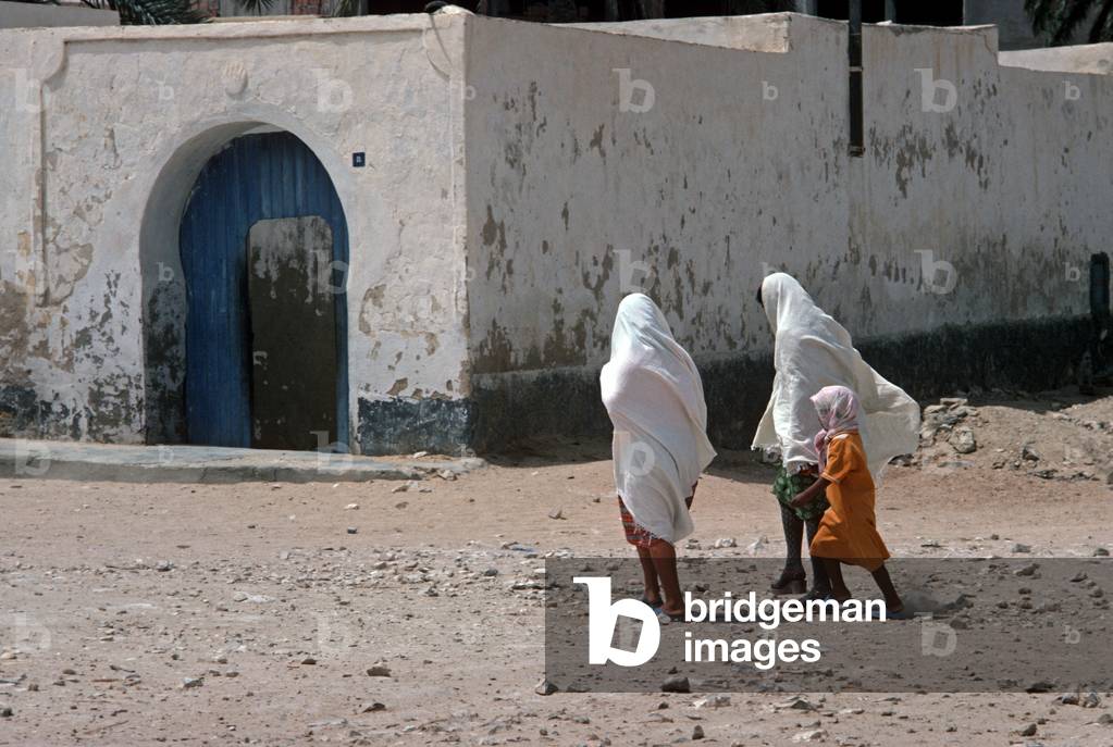 Arab Berber women walking in South Tunisia, Tunisia, North Africa (photo)