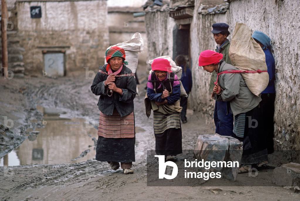 Buddhist pilgrims in Lhasa (photo)