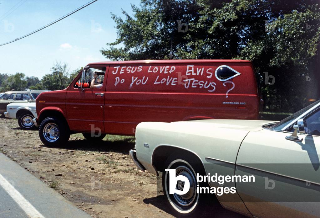 Jesus loves Elvis painted sign on van, Elvis Presley's funeral, Memphis, Tennessee, , 18th August 1977 (photo)