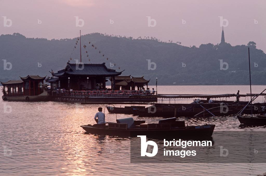 Boats on West Lake at sunset, Hangzhou, Zhejiang Province, China (photo)