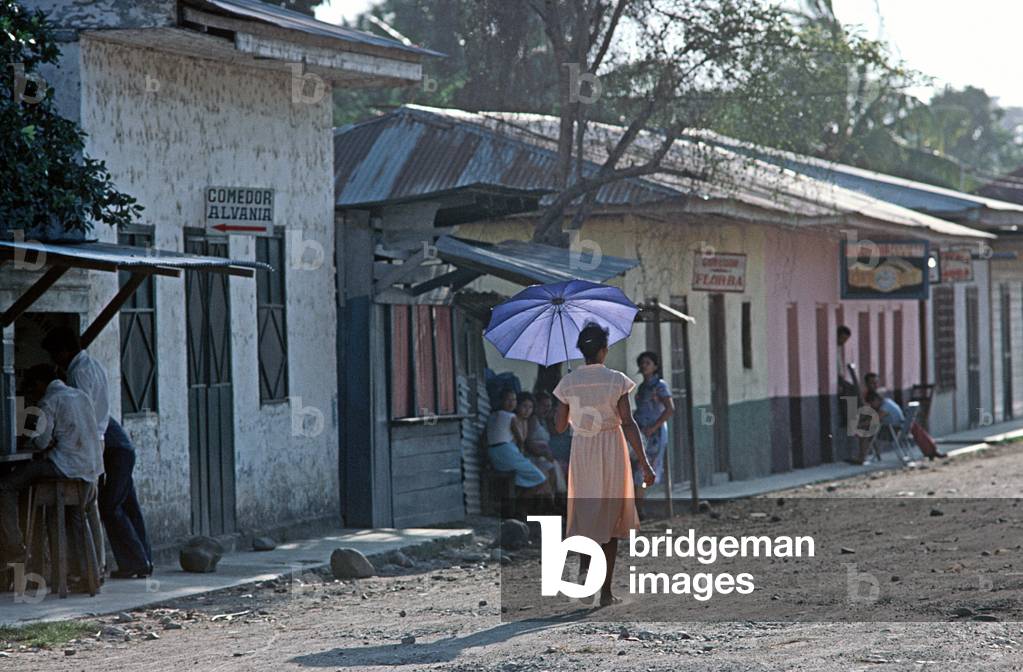 Lady with blue umbrella , Isletas, small town in Isletas banana plantation. Honduras (photo)