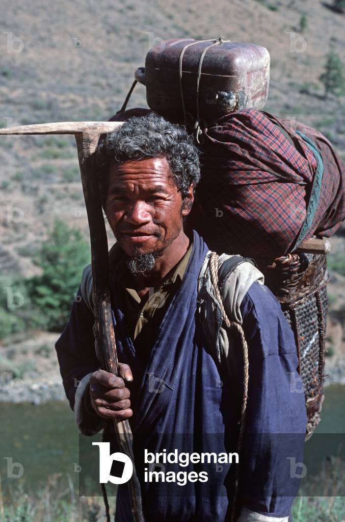 Bhutanese workman, Bhutan, Himalayas (photo)