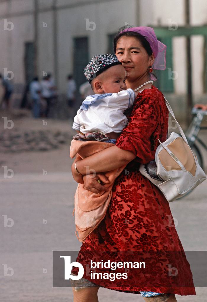 Uyghur mother and child, Turpan, Xinjiang Province, China, 1985 (photo)