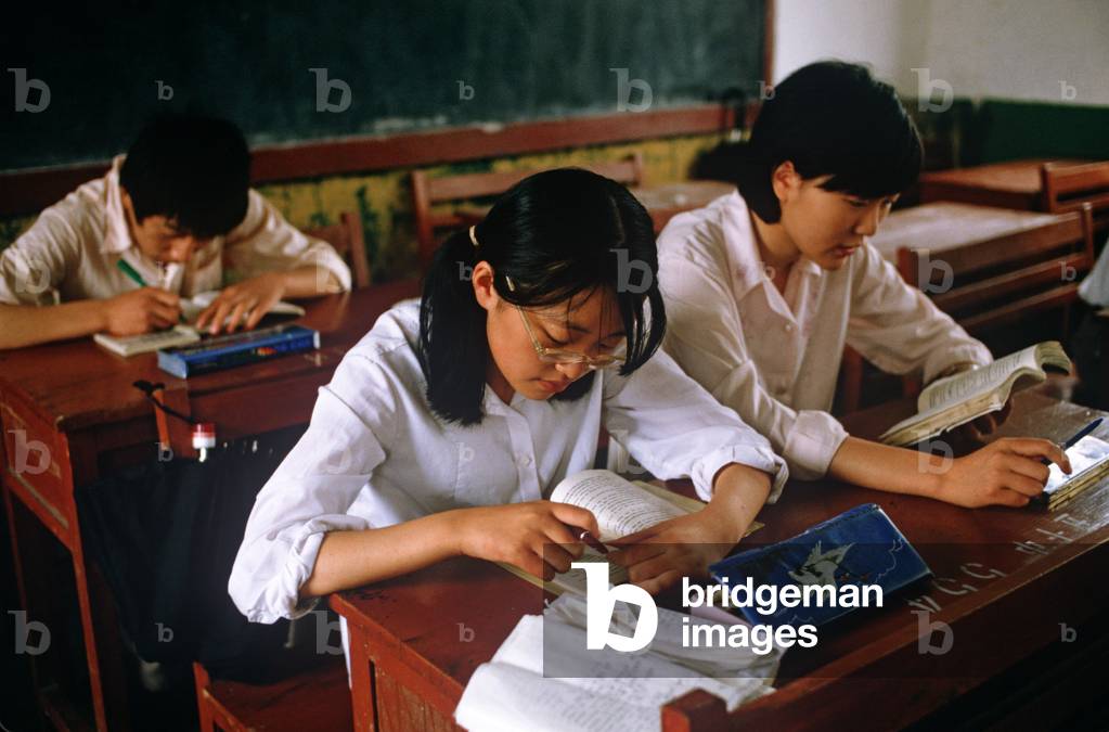Chinese middle school students in Nanjing, Jiangsu Province, China (photo)