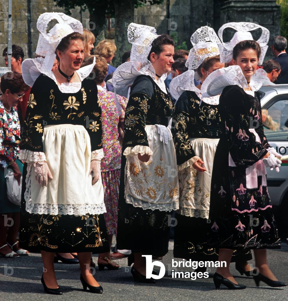 Breton ladies in traditional Breton costumes, Brittany, France (photo)