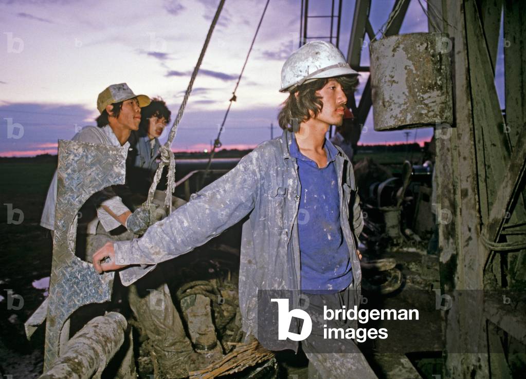 Oil well riggers, Daqing Oil Fields, Heilongjiang Province, China (photo)