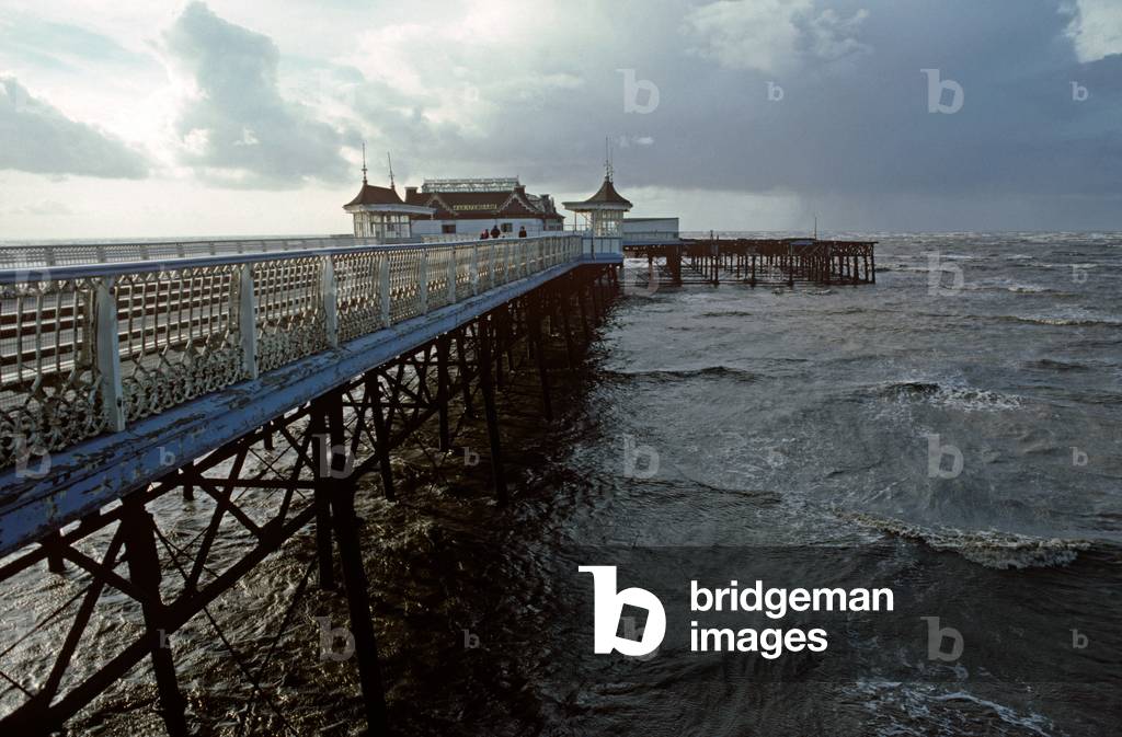 Blackpool North Pier in winter, Lancashire (photo)