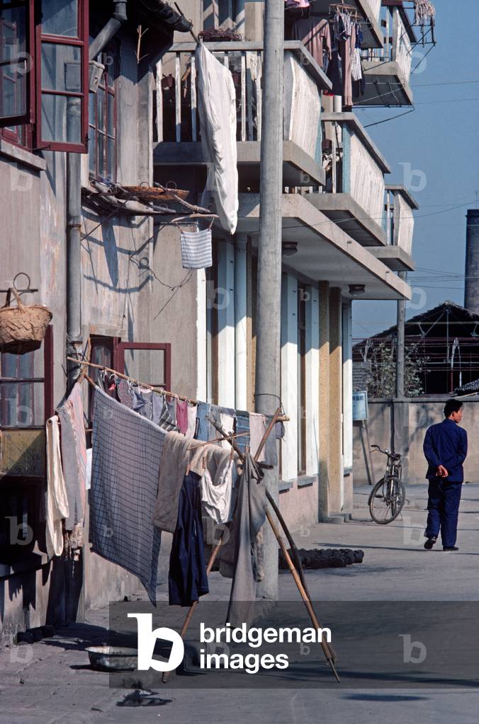 Washing out to dry outside workers apartments, Hung-Chiao commune, near Shanghai, China, 1979 (photo)