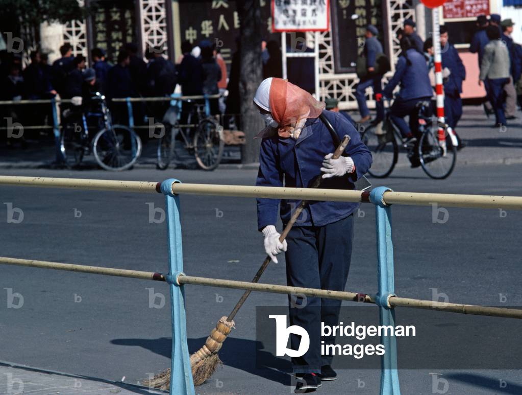 Street cleaner, Beijing, China, 1979 (photo)