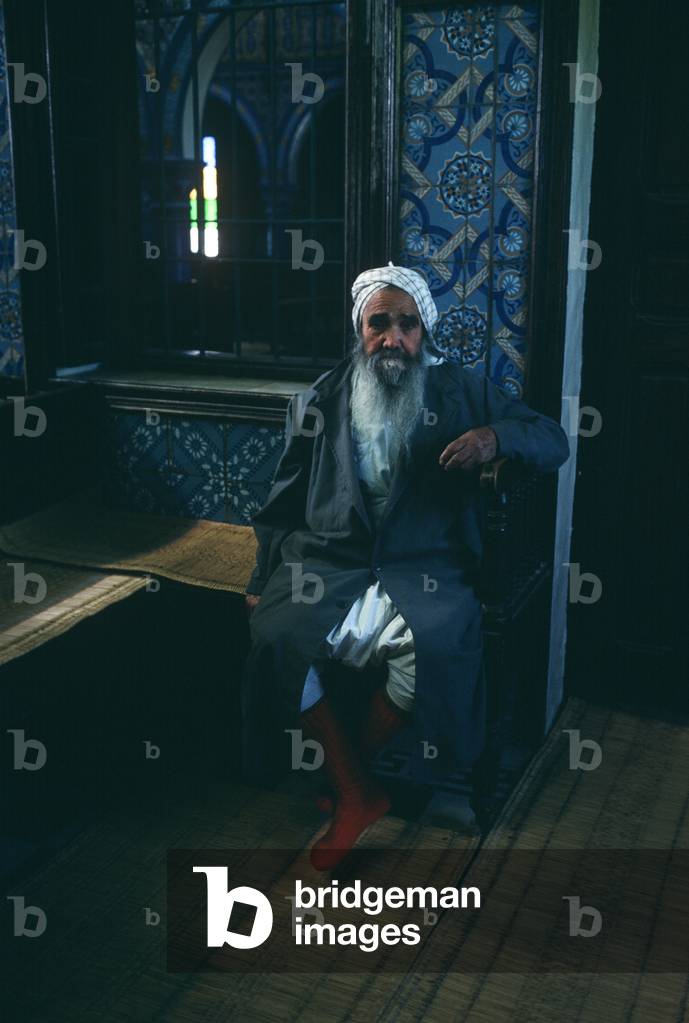 Keeper of El Griba synagogue,  oldest synagogue in Tunisa, island of Djerba, Tunisia, North Africa (photo)