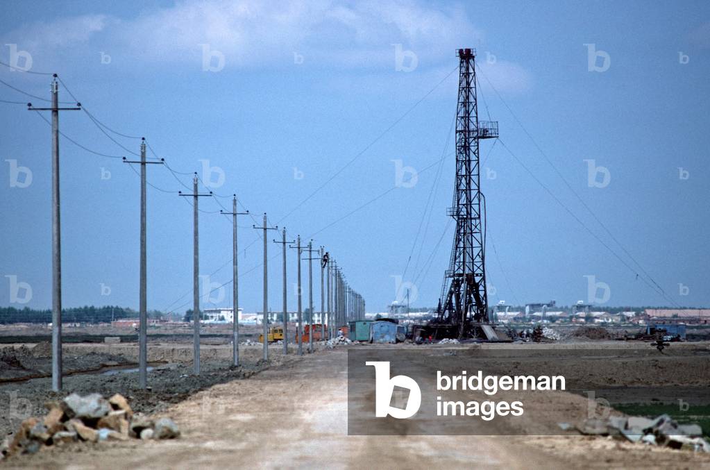 Oil rig in Daqing Oil Fields, Heilongjiang Province, China (photo)