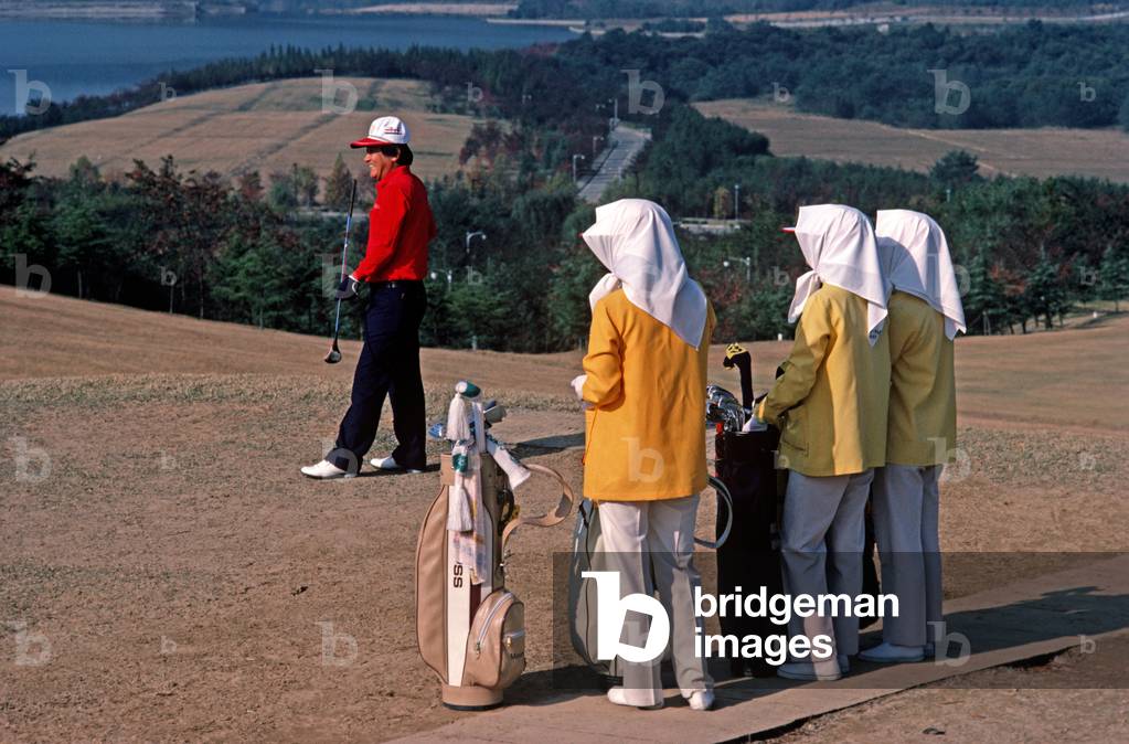 South Korean golf caddies , South Korea golf course, Asia (photo)