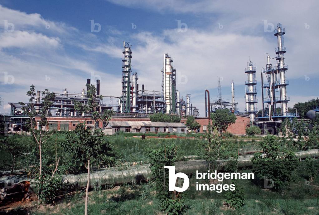 Petroleum refinery in Daqing, Heilongjiang Province, China (photo)