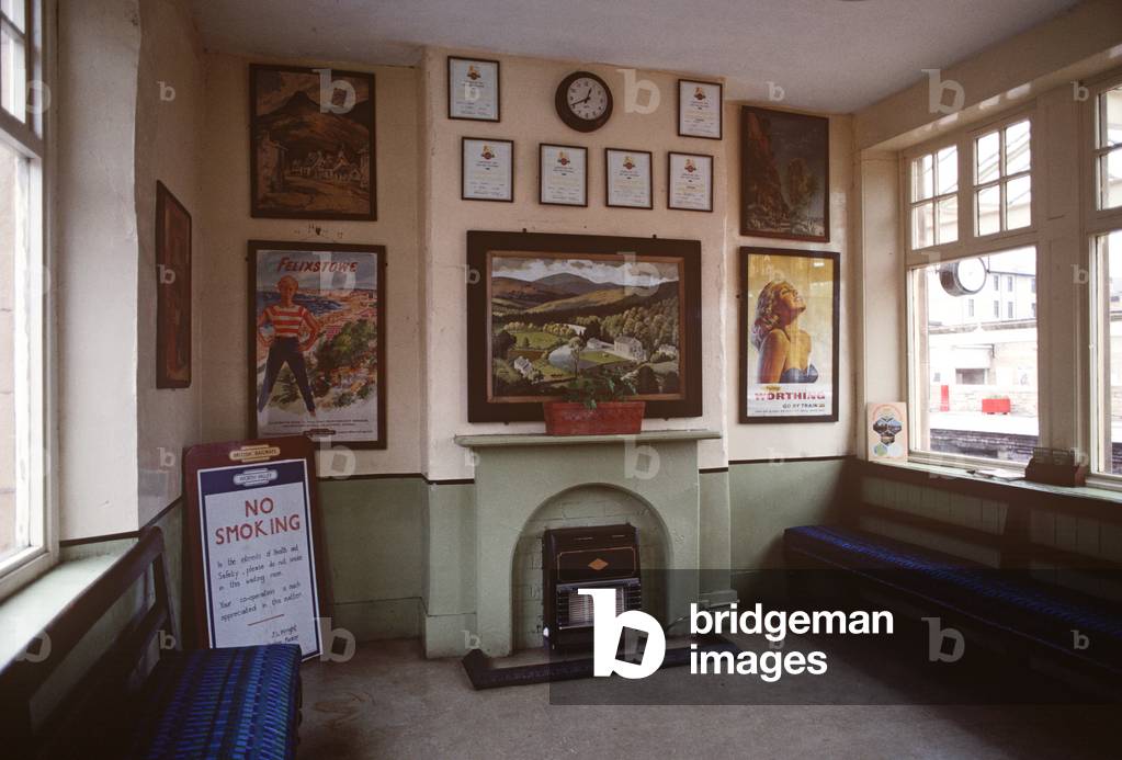 Keighley station waiting room on the heritage Keighley and Worth Valley Railway, West Yorkshire, England, UK, 1989 (photo)