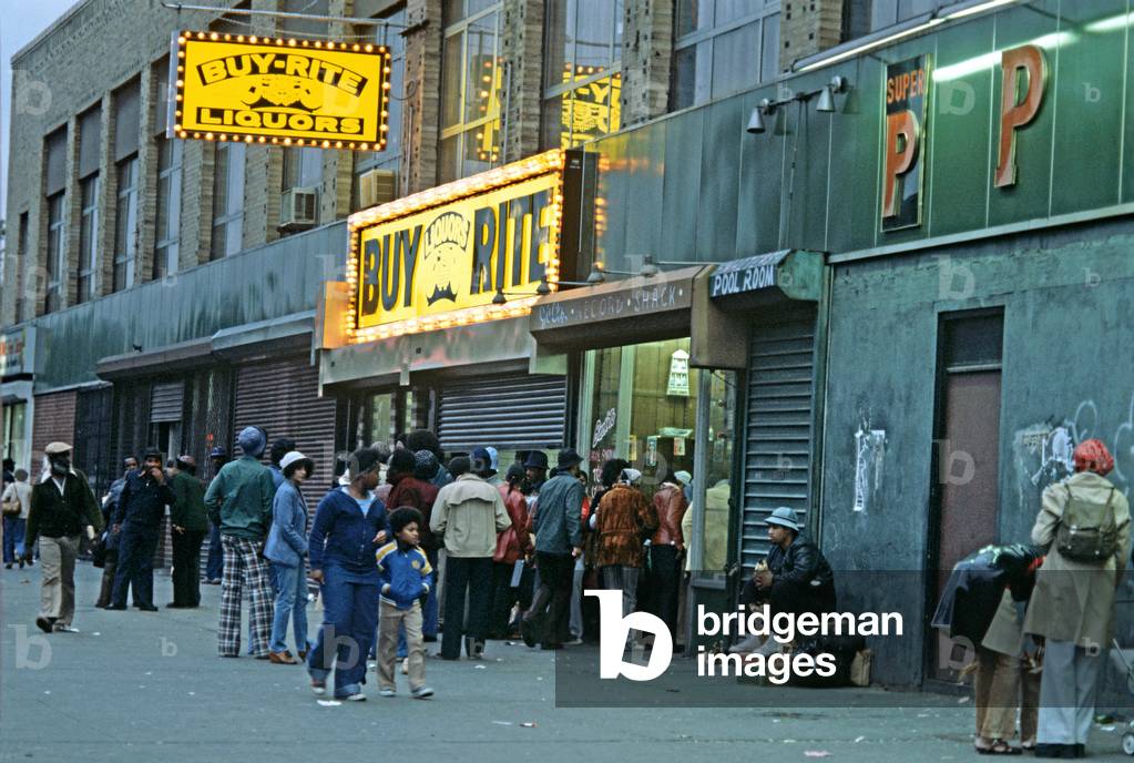 African Americans outside Harlem liquor store, New York City, 1978 (photo)