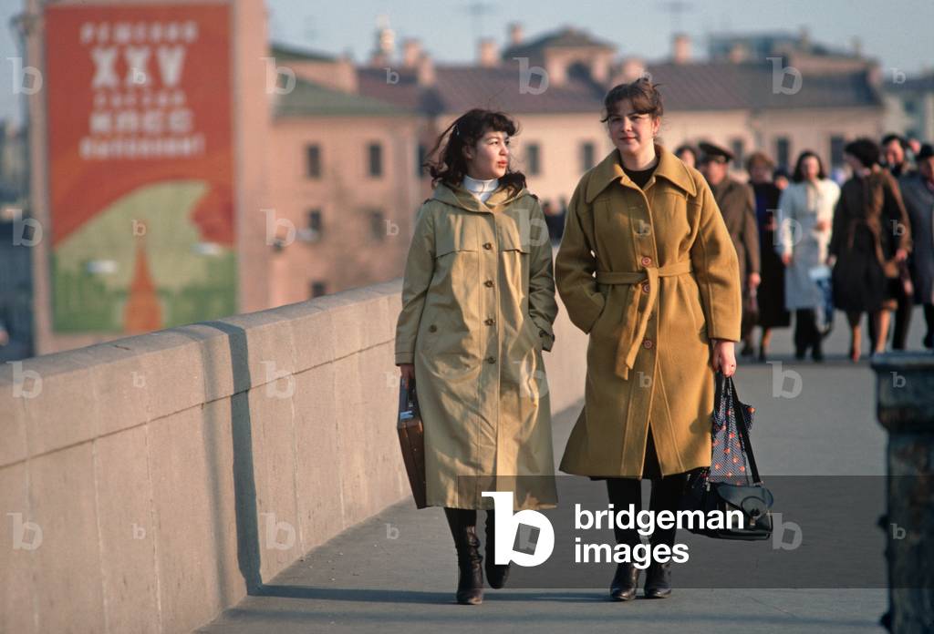 Muscovite ladies walking on bridge over River Moskva, Moscow, Russia (photo)