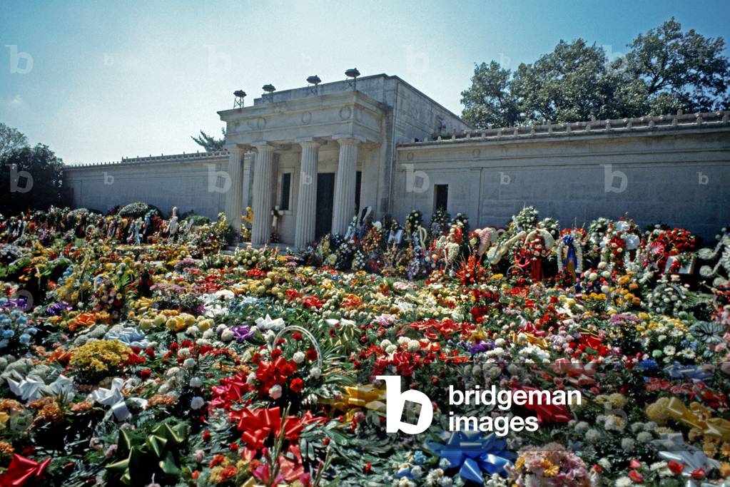 Forest Hill Cemetery, Memphis, Tennessee, USA where Elvis Presley is buried, 18th August 1977 (photo)