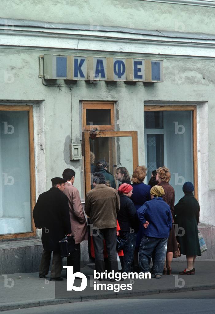 Muscovites queuing outside shop during food shortages, Moscow, Russia (photo)
