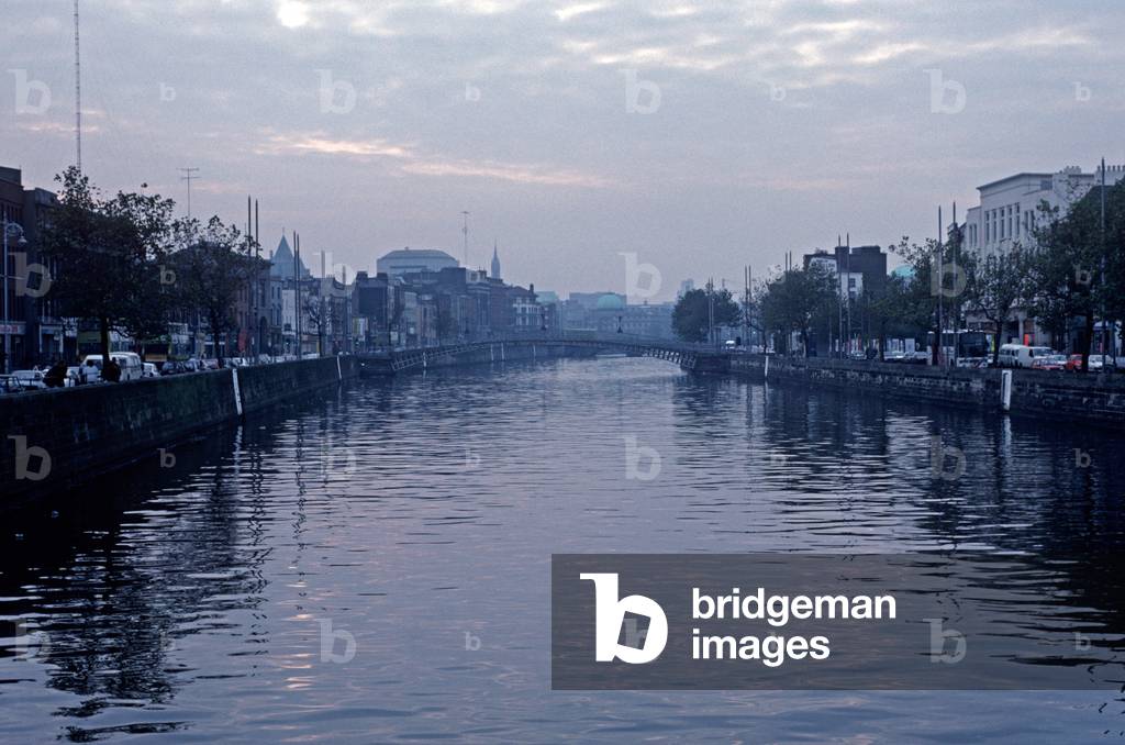 Ha'penny Bridge over the River Liffey referred to in James Joyce 'Ulysses', Dublin, Ireland (photo)