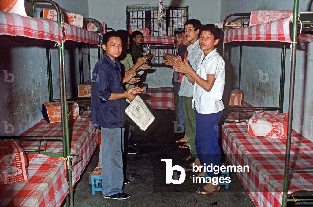 Chinese youth prisoners in Chengdu Youth Detention Center dormitory, China, 1985 (photo)