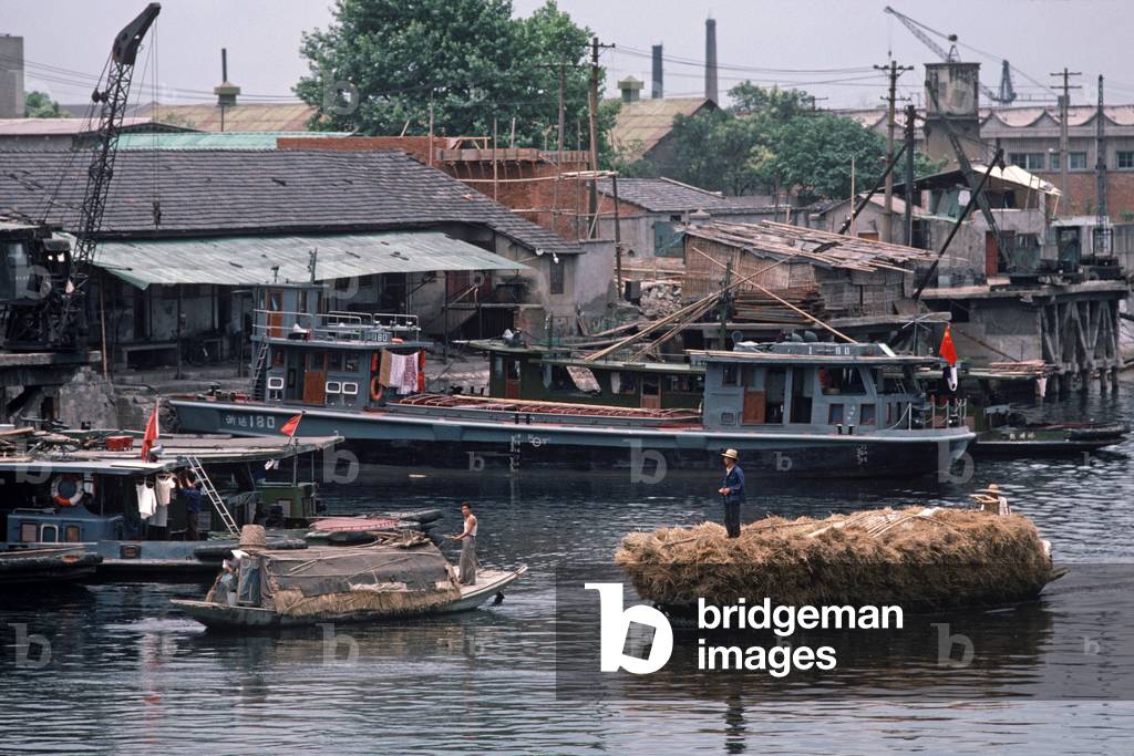 Hay carrying barge on the Grand Canal, Hangzhou, Zhejiang Province, China (photo)