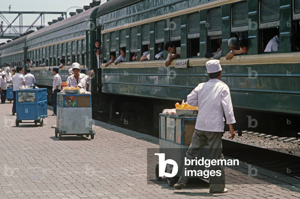food vendors, Yinchuan Lanzhou railway, Ningxia Hui Province, China (photo)