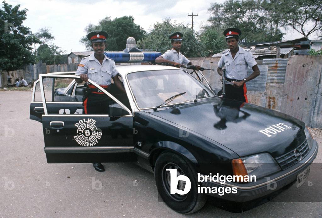 Armed Kingston police with patrol car, Jamaica (photo)