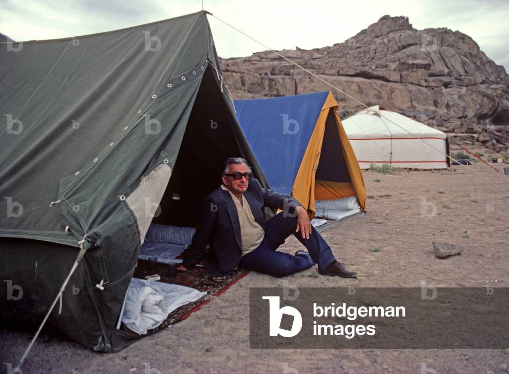 Gore Vidal camping out in the Gobi Desert, Mongolia, 1982 (photo)