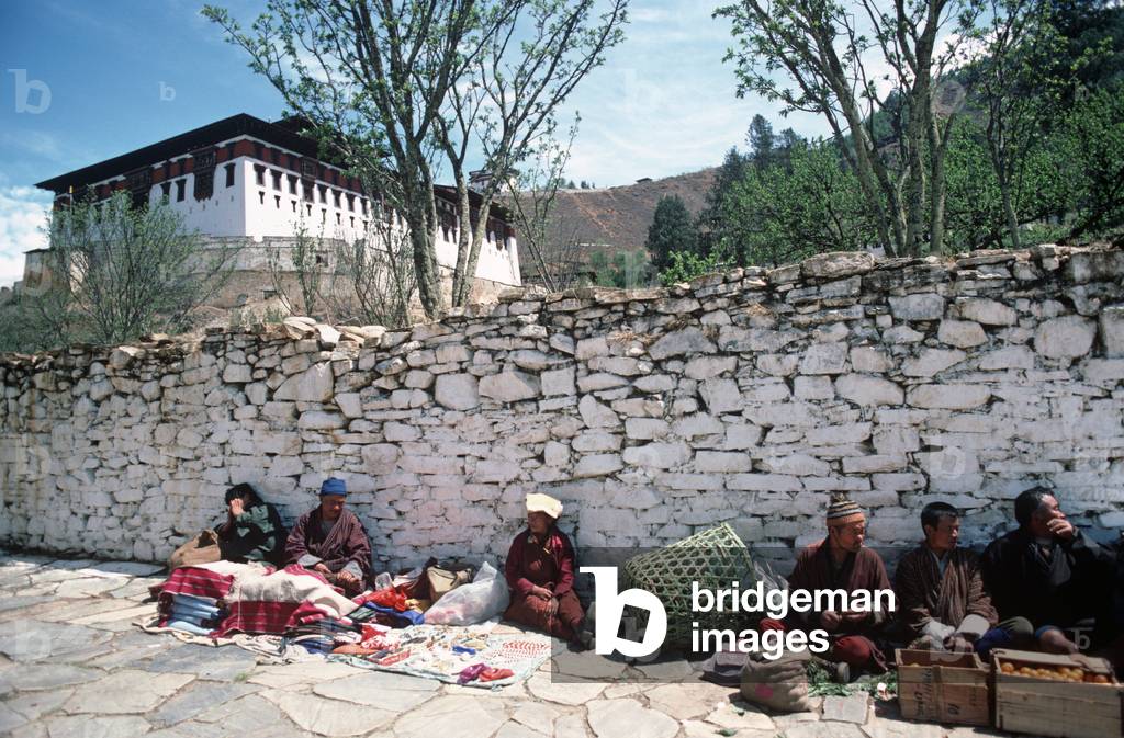 Market traders in front of Paro Dzong, Buddhist monastery, Bhutan, Himalayas (photo)