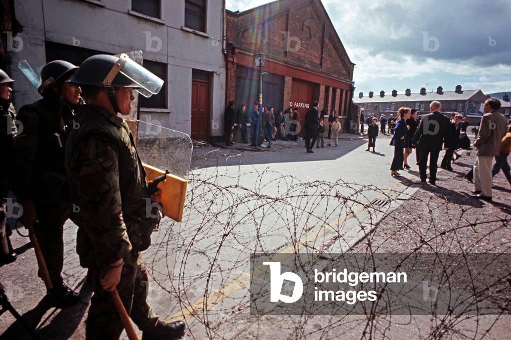 British Army Troops during street disturbances during The Troubles, Northern Ireland , 1972 (photo)