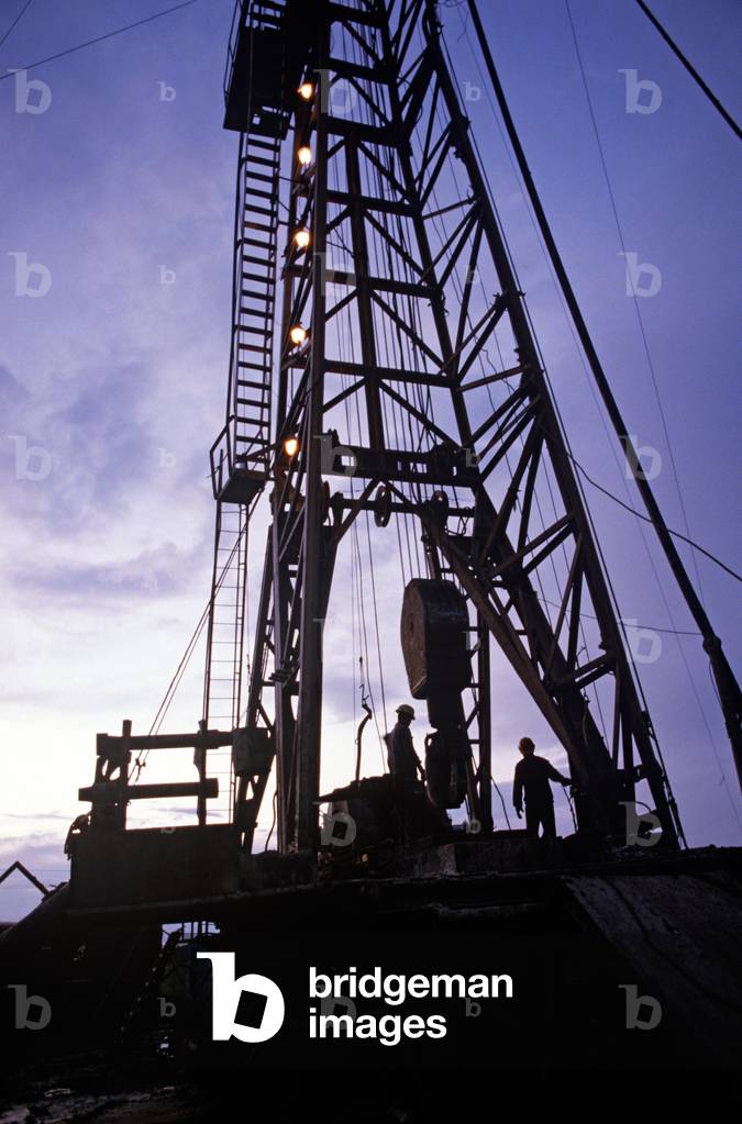 Oil well riggers, Daqing Oil Fields, Heilongjiang Province, China (photo)