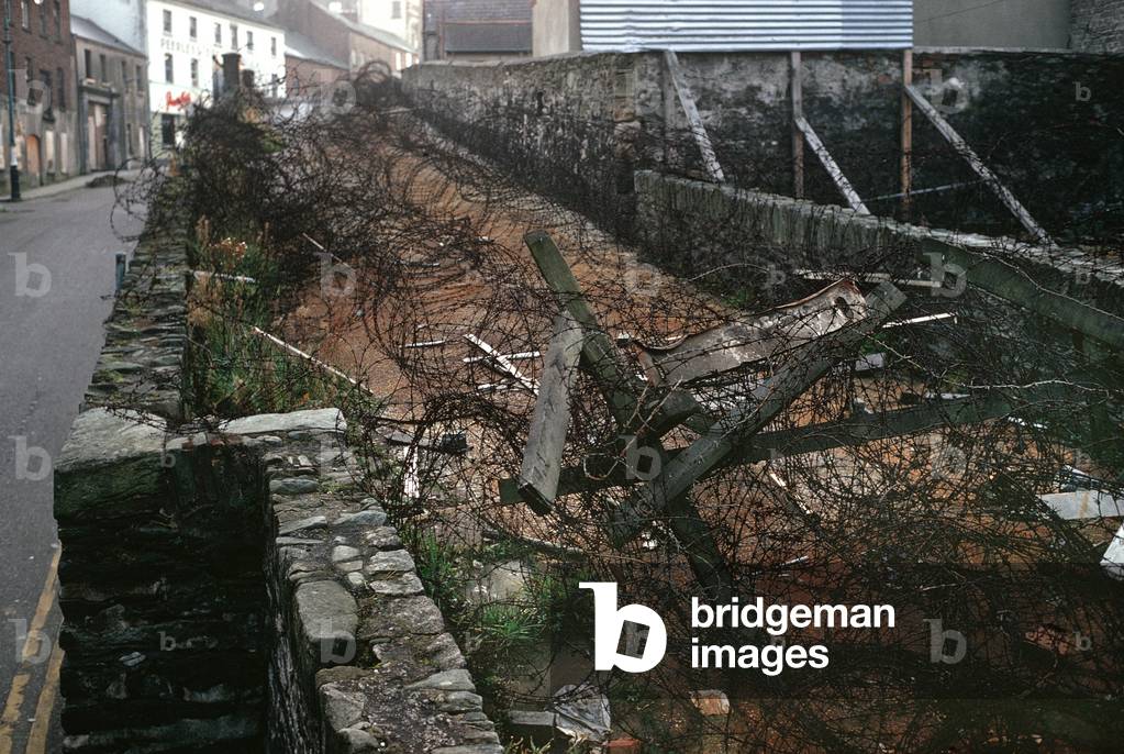 Barbed wire on the 17th Century Derry City Walls, Londonderry, Northern Ireland (photo)