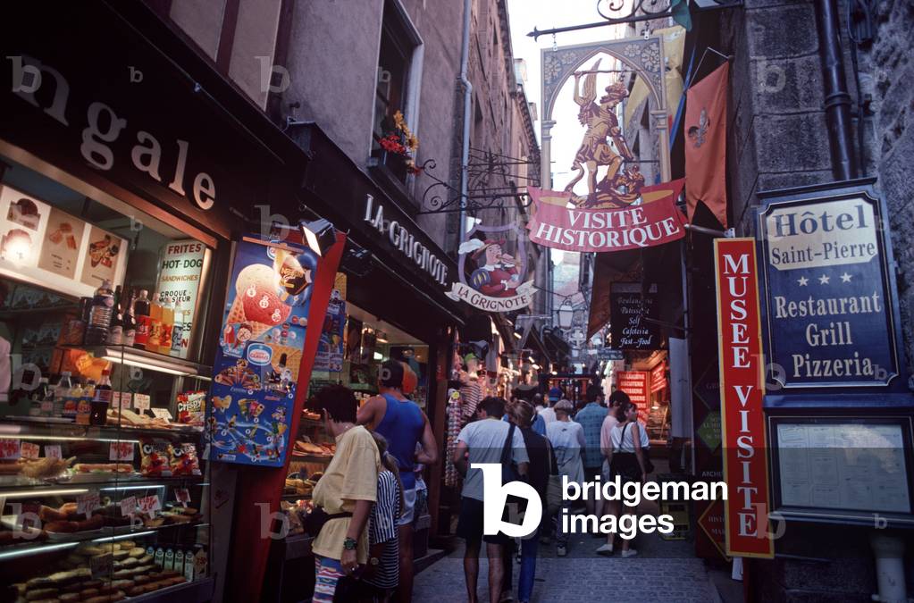 The narrow winding lanes of Mont St-Michel, Normandy, France (photo)