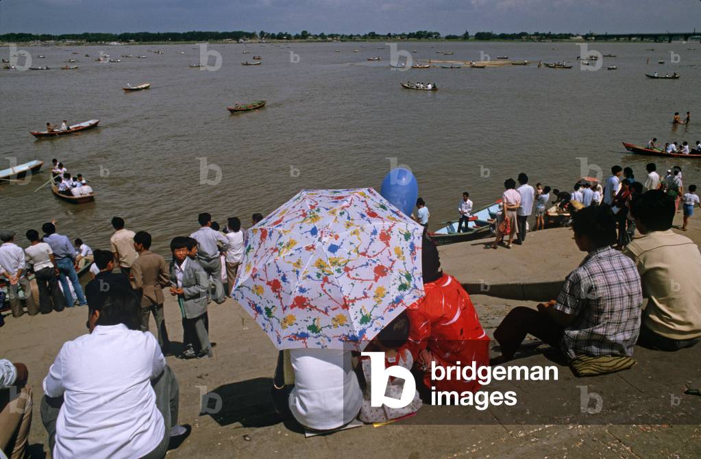 Chinese tourists on the banks of the Songhua River, Harbin, Heilongjiang Province, China (photo)