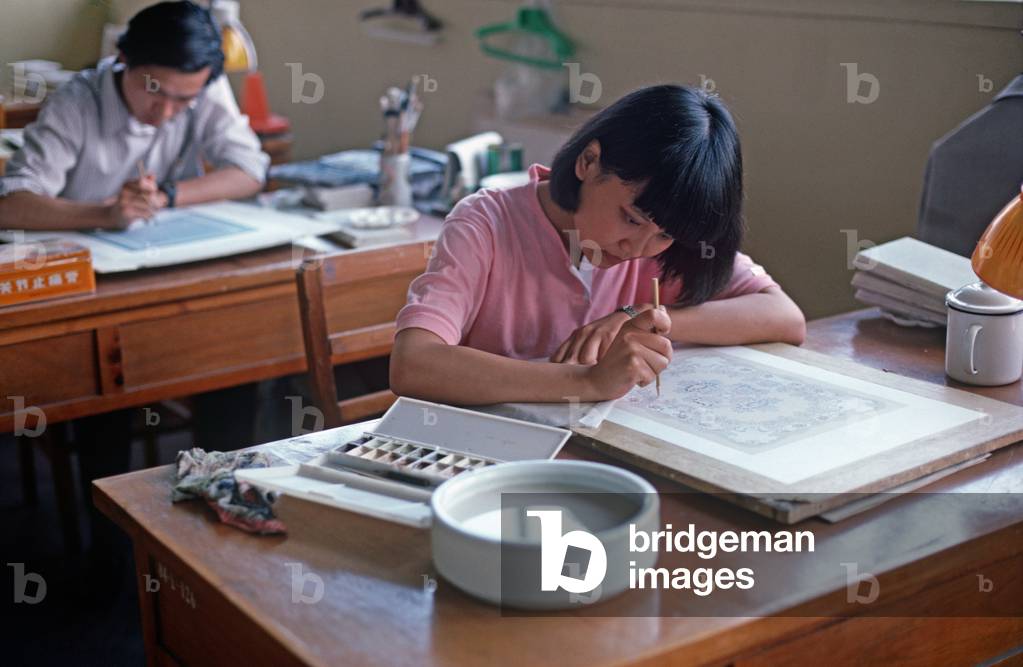 Tracing from original artwork in Shaoxing Porcelain factory, China (photo)
