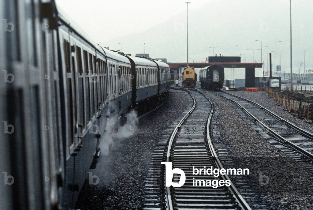 Locomotive train approaching Fort William Station, Scotland (photo)