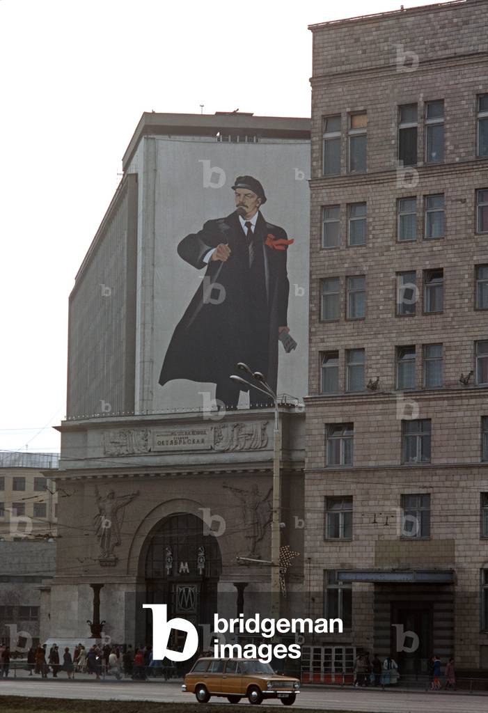 Portrait of Lenin, Communist Revolutionary, on end of apartment block, Moscow, Russia (photo)