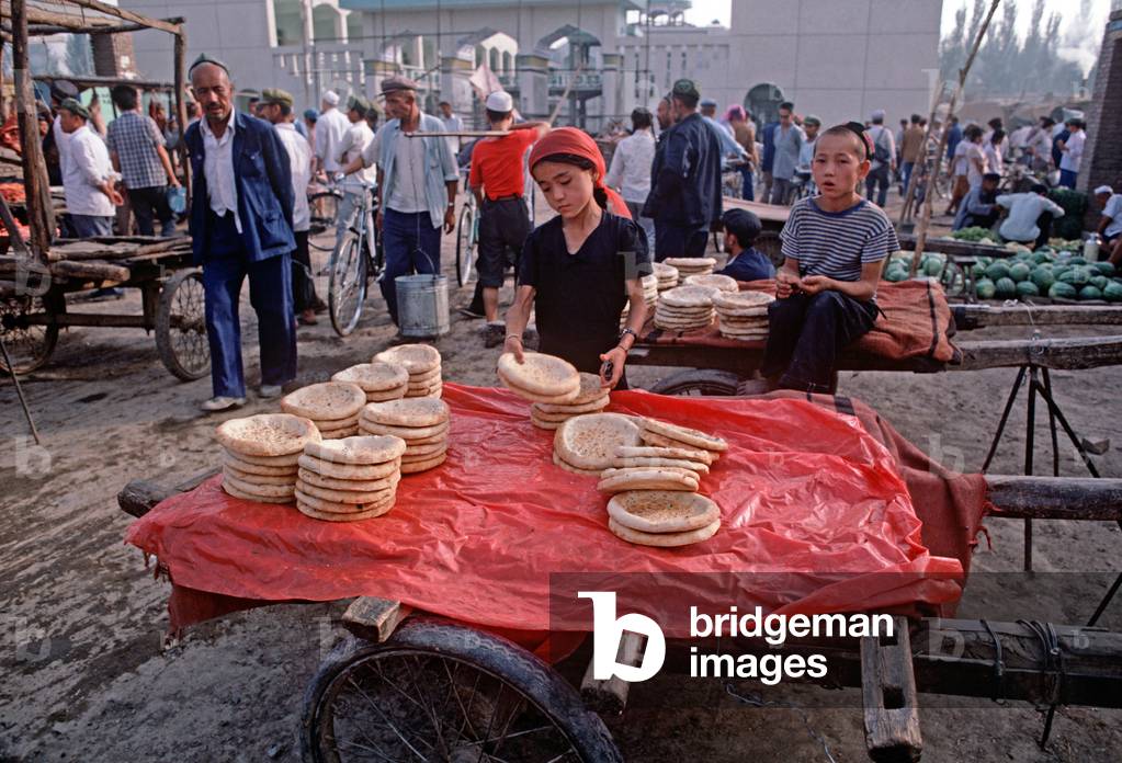 Selling Nan flat bread in Turpan market, Xinjiang Prvince, China, 1985 (photo)
