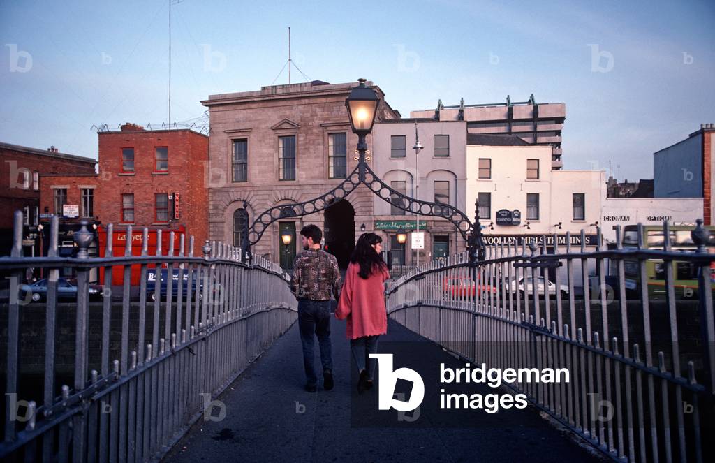 The Ha'Penny Bridge, A Pedestrian Bridge Built In 1816  Over The Liffey River, Dublin, Ireland. Also Known As The Metal Bridge. Referrred To By W. B. Yeats In 'Reveries Over Childhood And Youth'.  (photo)